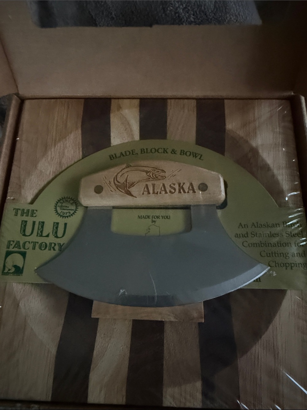 ULU Factory Alaska Ulu Knife & Wood Board Set and knife stand. NWT - Picture 7 of 7